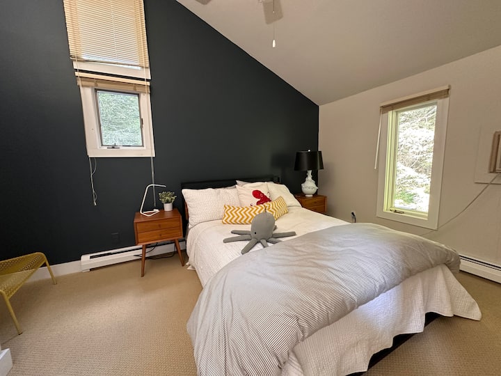 二楼有两间卧室，配有全尺寸床垫和空调，可供房间舒适入睡。