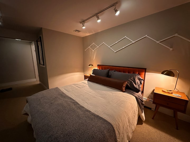 楼下的卧室配有一张新的标准双人床垫。