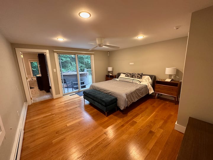 主卧配有舒适的加大双人床，可轻松前往露台和热水浴缸。 大型步入式衣柜与主卧和主卫生间相连。 