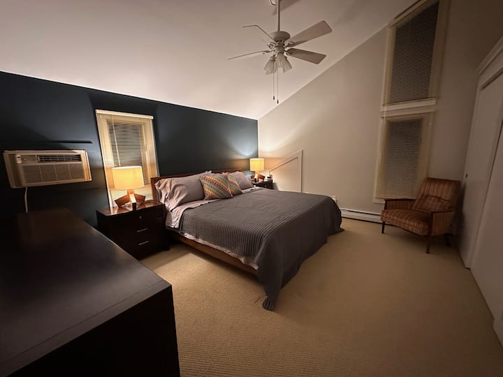 二楼有两间卧室，配有加大双人床垫和空调，可供房间舒适入睡。