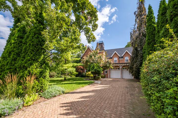 Classy modern farmhouse, Private Estate Oasis gallery image 2