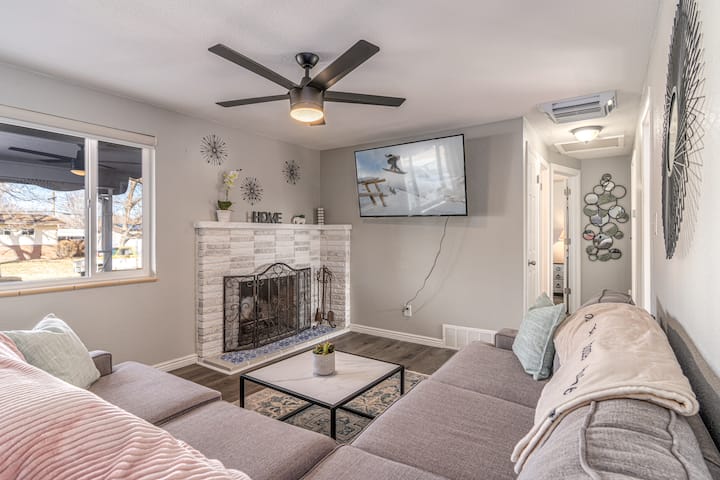 Backyard Getaway, Hot Tub, Updated Kitchen - Westminster, CO