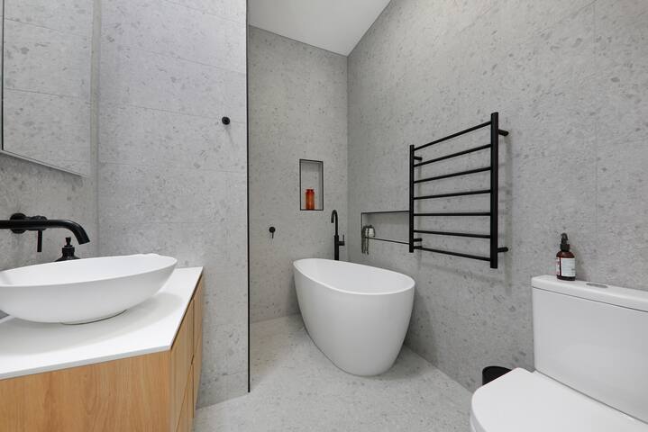 Paperbark House – Walking Distance to Everything! gallery image 5