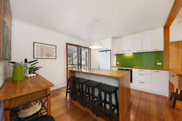 Paperbark House – Walking Distance to Everything! gallery image 4