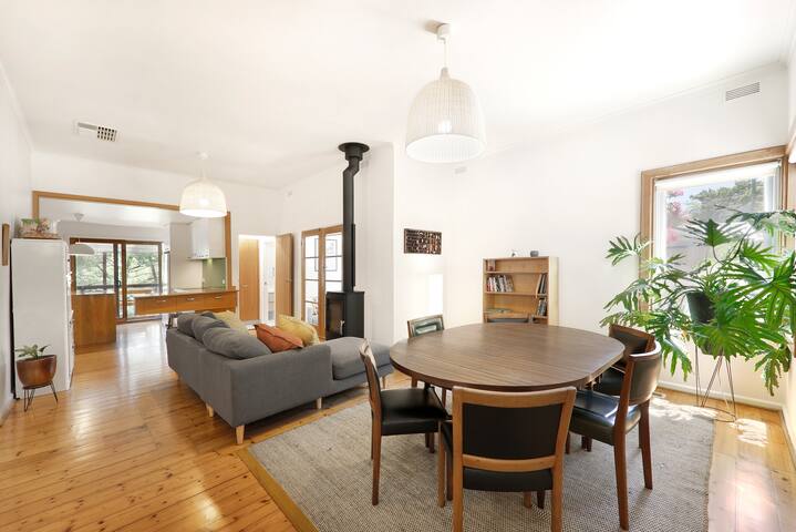 Paperbark House – Walking Distance to Everything! gallery image 3