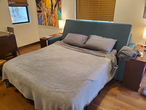 Top performing Airbnb: Private Suite in Los Feliz/EV charger/Parking in Los Feliz