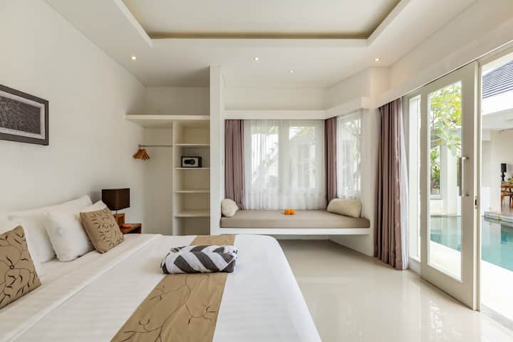 Chumba kizuri cha kulala cha kupumzika au kuburudika tu kando ya dirisha.