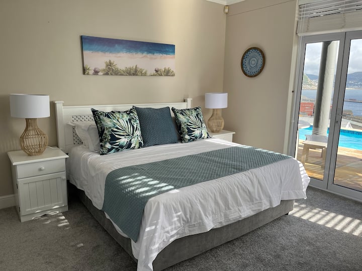 Chumba cha 2 cha kulala chenye kitanda cha ukubwa wa kifalme kinachofunguliwa kwenye sitaha ya bwawa na mandhari nzuri ya bahari