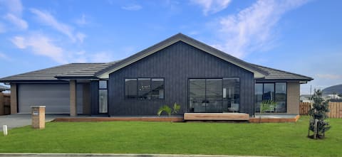 Luxurious new home, 10 minutes to CBD