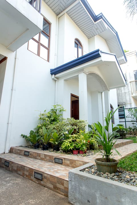 Spacious 3BR, 3BA 2-Floor Home in Kapitolyo, Pasig