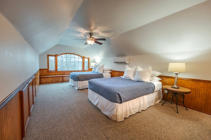 Mbi garazhin e madh të dhomës së gjumit ( dy krevate dopio "queen") të shatërvanit të ujit, rrugicës 
Përfshihet: njësia qendrore AC dhe Nxehtësia