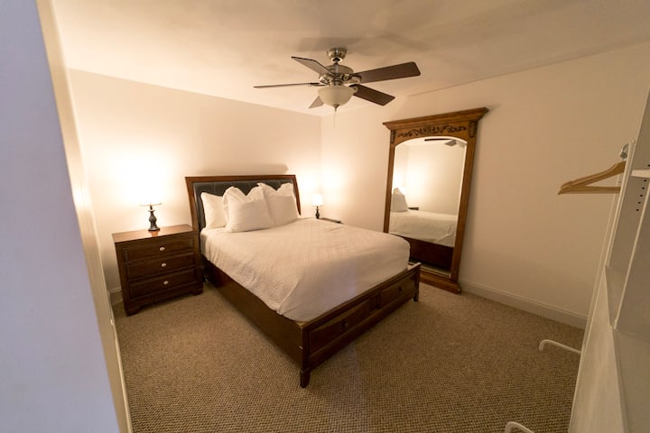 Dhoma e gjumit e vizitorit #3 (queen) ndodhet në katin e parë në katin e parë