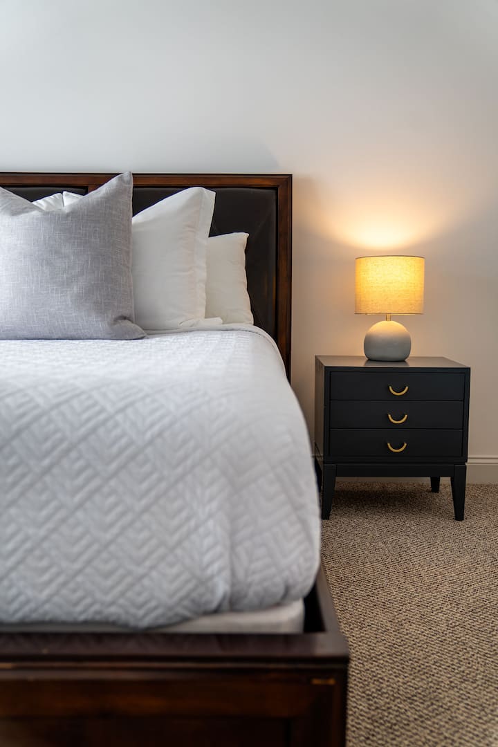 Dhoma e gjumit e vizitorit #1 (queen) ndodhet në katin e parë në katin e parë, komodinat dhe llambat