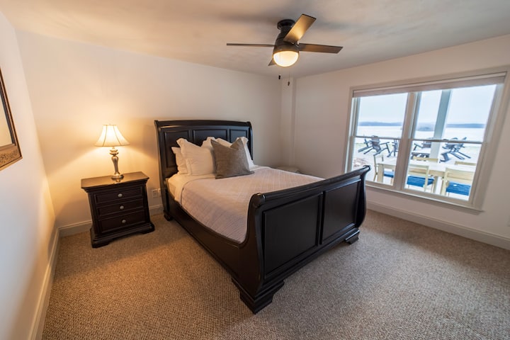 Dhoma e gjumit e vizitorit #2 (queen) ndodhet në katin e parë në katin e parë, me pamje nga liqeni