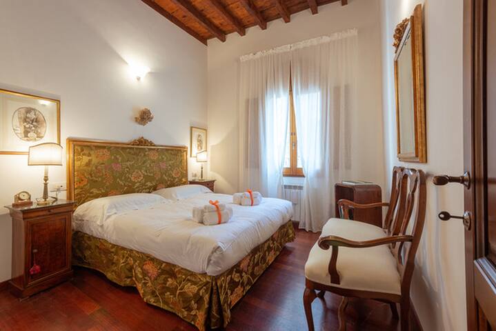 Ponte Vecchio | Oltrarno Ruby Flat gallery image 3