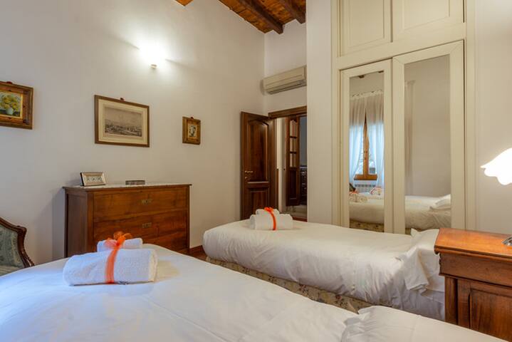 Ponte Vecchio | Oltrarno Ruby Flat gallery image 5