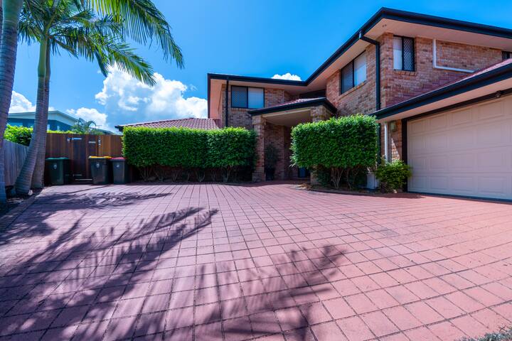 Spacious Family Oasis w/ Pool. Long Stay Welcome gallery image 3