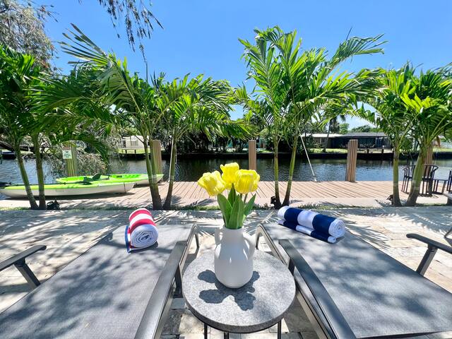 Lux Waterfront Paradise PoolSpaKayaks Close2Beach gallery image 2