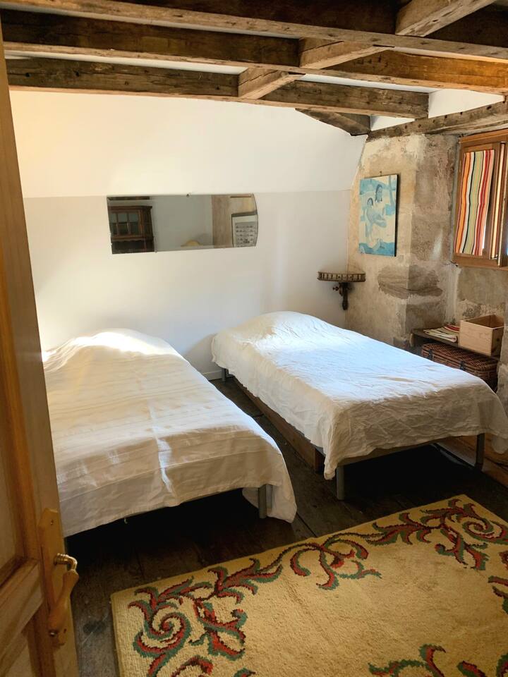 Жолта соба, 2 кревета од 100 см