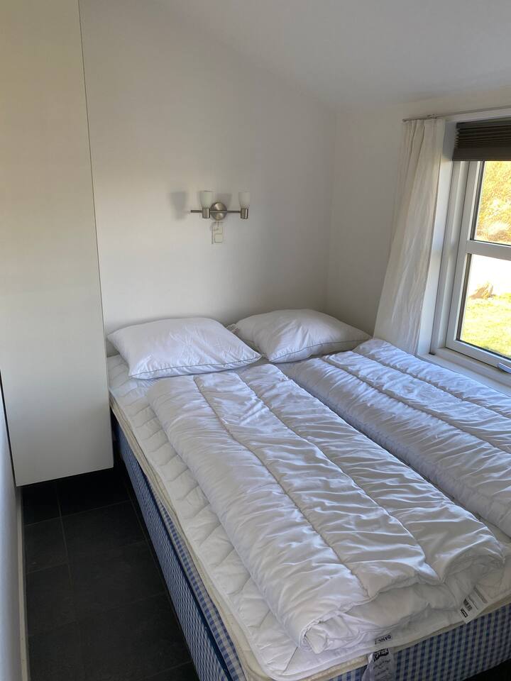 Dormitorio con cama doble