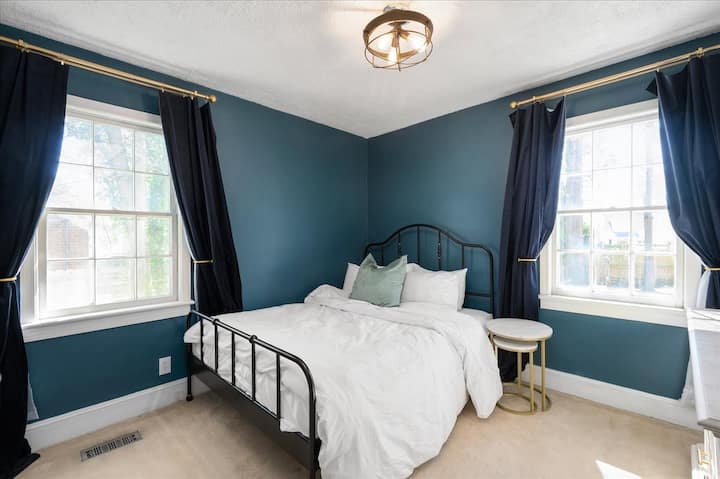 Dormitorio #1 con cama tamaño queen, vestidor y armario. 