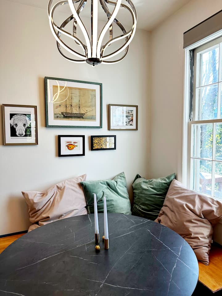 Rincón de desayuno con enchufes para trabajadores remotos