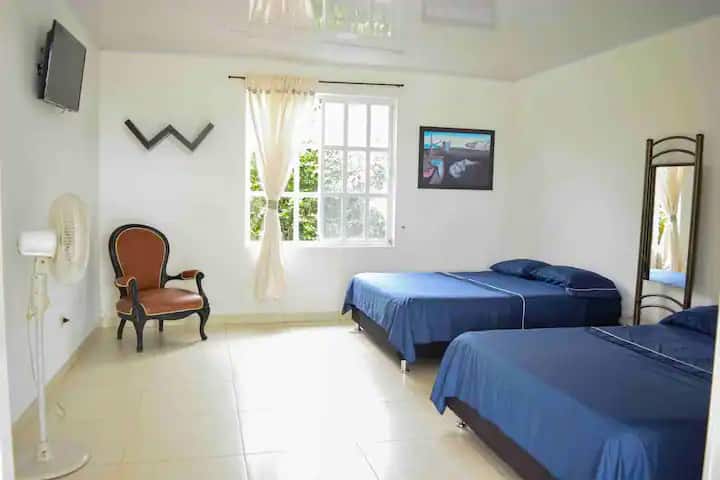 חדר 2 עם 2 מיטות זוגיות וחדר רחצה פנימי פרטי