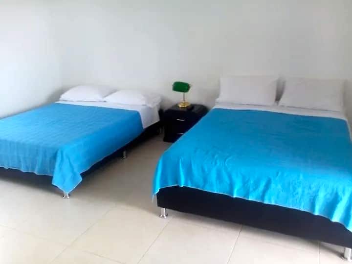 חדר שינה 3 עם 2 מיטות זוגיות וחדר רחצה פנימי פרטי 