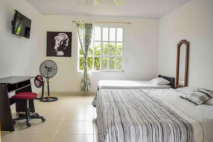 חדר שינה 1 עם מיטת קינג סייז ומיטה זוגית וחדר רחצה פנימי פרטי וחדר רחצה פרטי בתוך הבית 