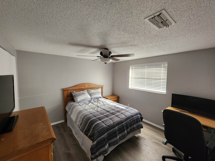 Dhoma e gjumit e përparme ka një krevat dopio të kompletuar/dopio dhe një tavolinë/stacion pune.