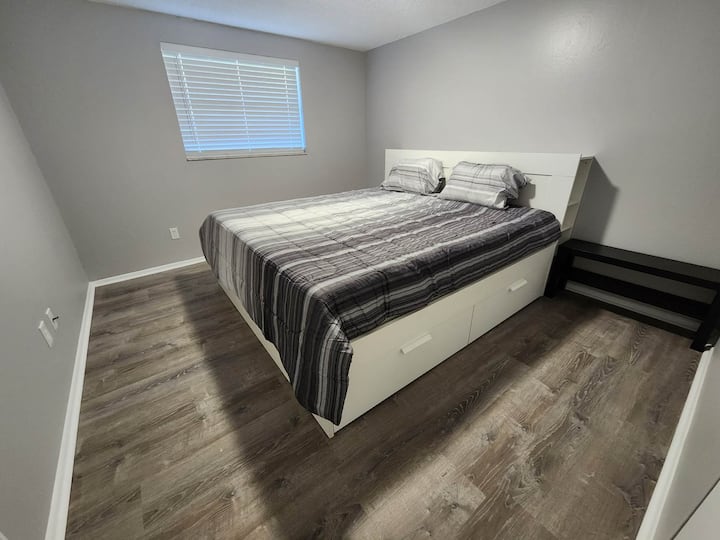 Dhoma e pasme e gjumit ngjitur me banjën ofron një krevat dopio "king" me një dyshek luksoz me shkumë memorieje për komoditetin tënd.