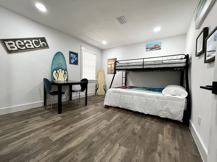 Spálňa 3 - manželská posteľ na dne, jednolôžko a herňa