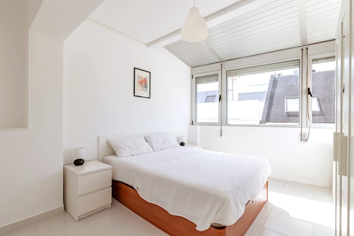 Glavna spavaća soba, prostrana i svijetla!