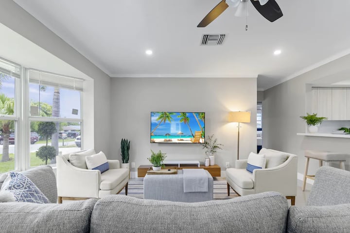 Pet Friendly! King Beds - Modern Lux Near Beach - Boynton Beach, FL
