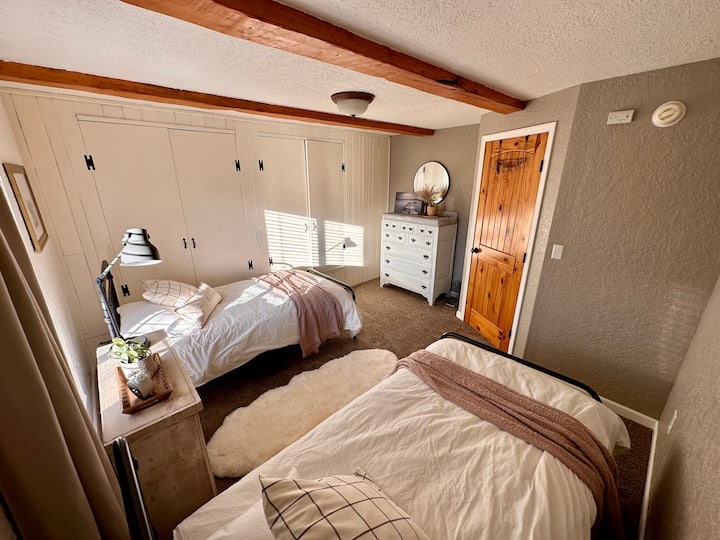 Room with 2 single beds.