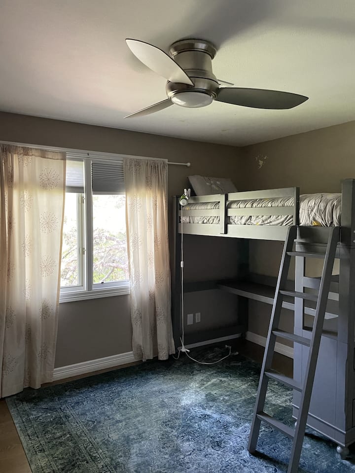 Двуетажно легло със стълба над бюрото.