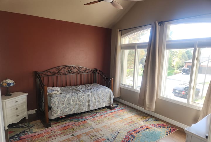 Спалня 4 с големи прозорци и легло на колелца (2 близнаци). Има баня в апартамента и дрешник.