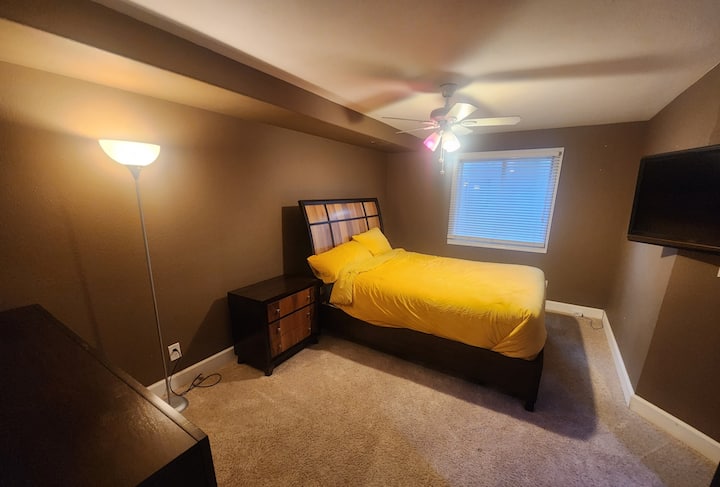 Спалня в сутерен с двойно легло