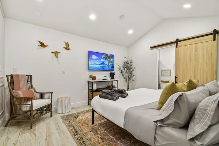 Welcome to the private Casita! Sit and read a book or take an afternoon nap. This space offers a guest the ultimate privacy. Separate keypad entry and equipped with a 55 inch smart TV, Keurig Coffee bar, en-suite, bathroom and walk in closet. Enjoy! 