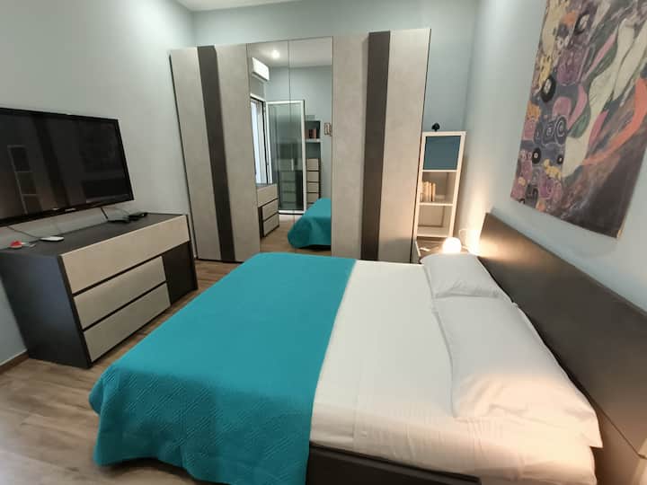 带窗户的卧室，可通往私人庭院