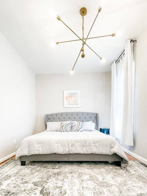 Apt w/King suite, close to transit & free parking