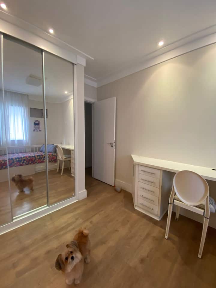 غرفة نوم مع طاولة للمكتب المنزلي