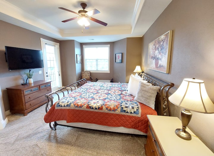 חדר שינה ראשי מרווח עם ריהוט חדש, תקרות מקומרות ונוף מדהים!