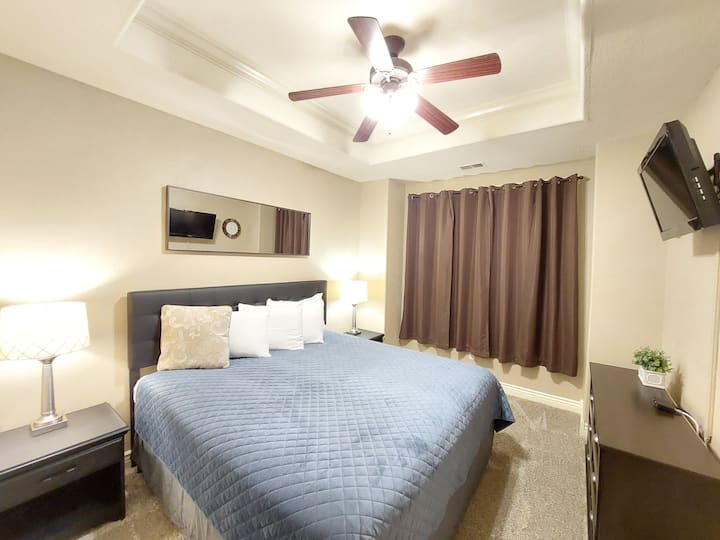 חדר שינה נוסף, מיטת קינג נוחה להפליא, ריהוט איכותי ופריטי נוי!