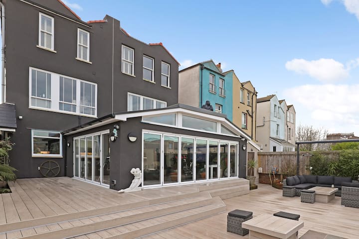 Large detached period house on the Harbourside gallery image 2