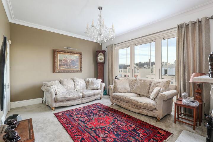 Large detached period house on the Harbourside gallery image 4