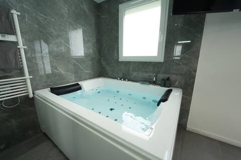 Suite with Jacuzzi & Terrace •2Pers
