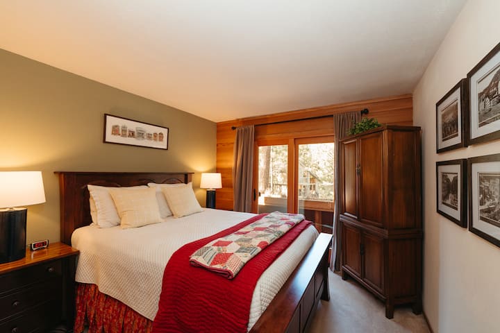 Spavaća soba na katu s verandom. 