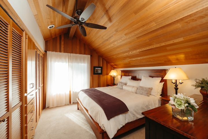 Glavna spavaća soba s udobnim bračnim madracem. 