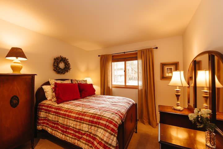 Spavaća soba u prizemlju s krevetom pune veličine.